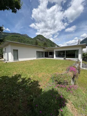 Casa unifamiliare con ampio giardino in posizione tranquilla a Grono